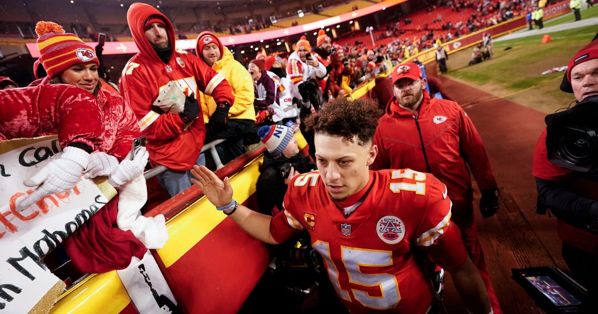 Chiefs fans stock up on AFC Championship merch at Rally House 