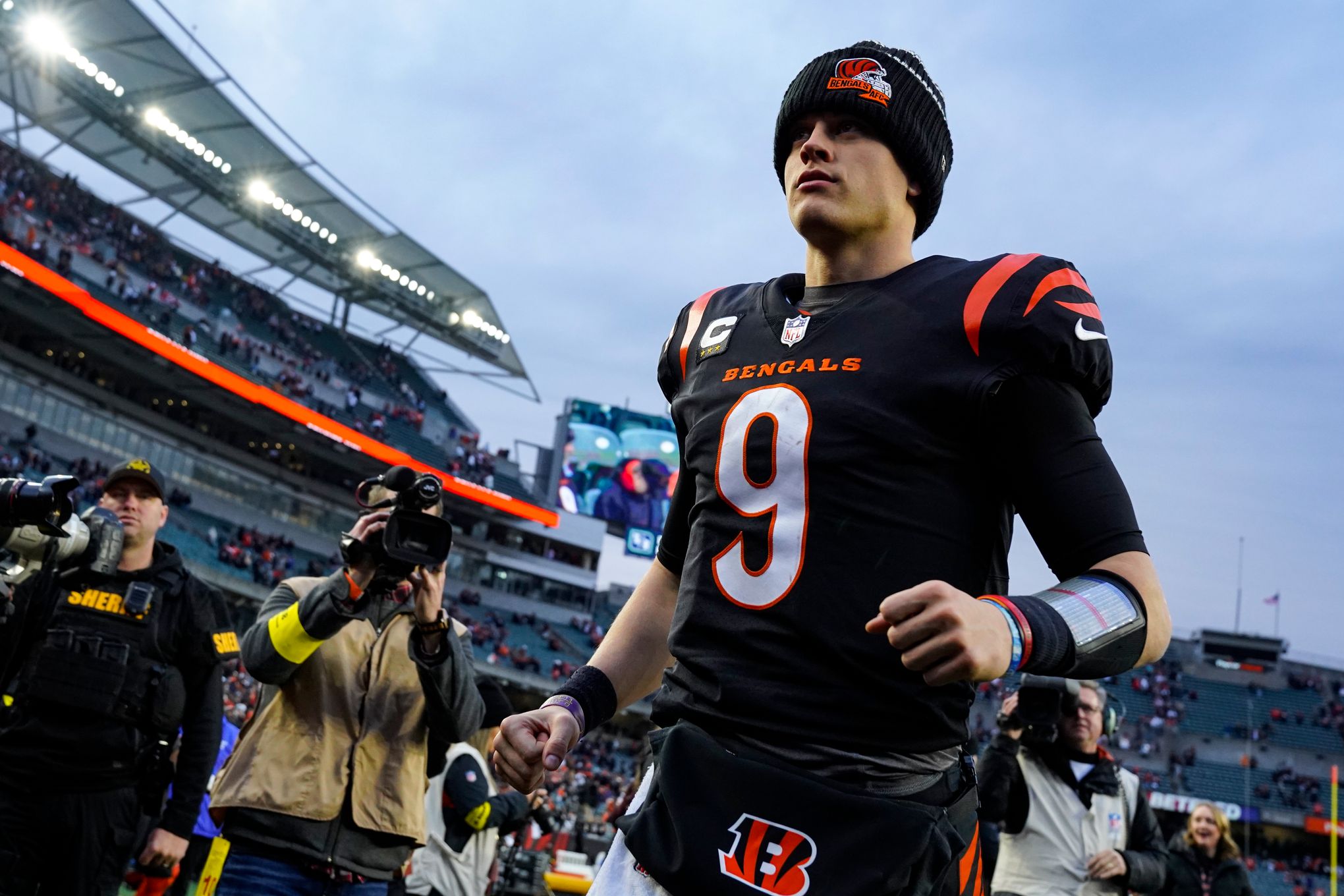 Bengals' Joe Burrow protector carted off with injury vs. Ravens