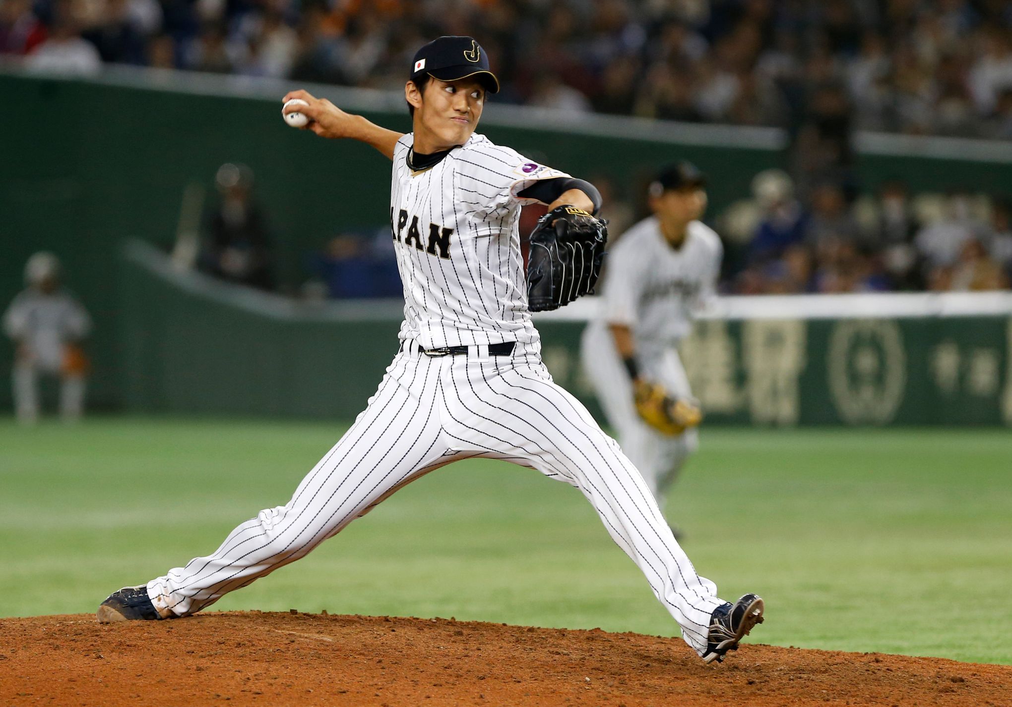 AP source: Japanese right-hander Fujinami agrees with A's