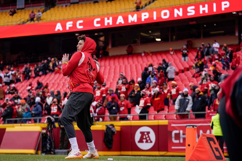 Kansas City Chiefs quarterback Patrick Mahomes (15) warms up