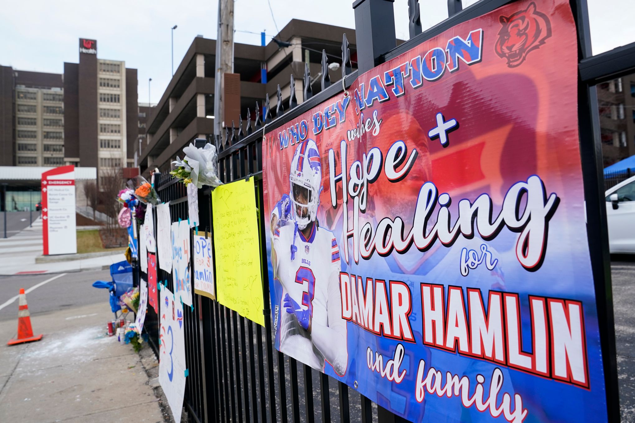 Collectors show their support for Bills' Damar Hamlin - Sports Collectors  Digest