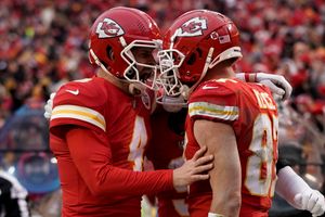 Mahomes throws 4 TD passes as Chiefs beat Jaguars 27-17 - The San Diego  Union-Tribune