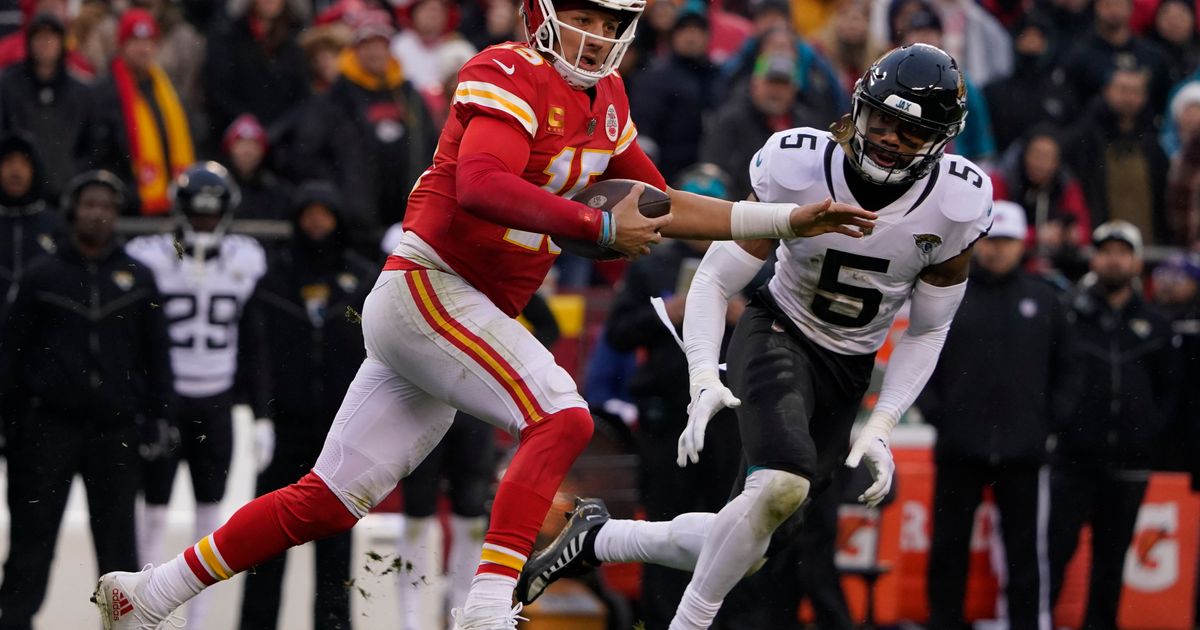 Mahomes leads Chiefs past Jags 27-20 with injured ankle - The San