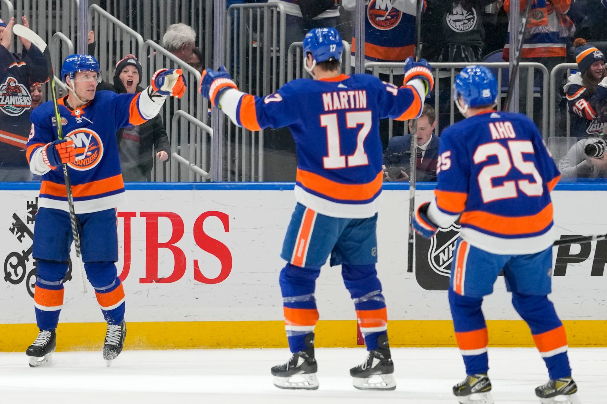 Pageau scores in Isles debut