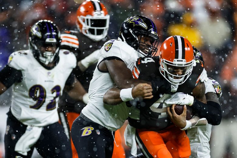 Baltimore Ravens linebacker Roquan Smith (18) looks on between