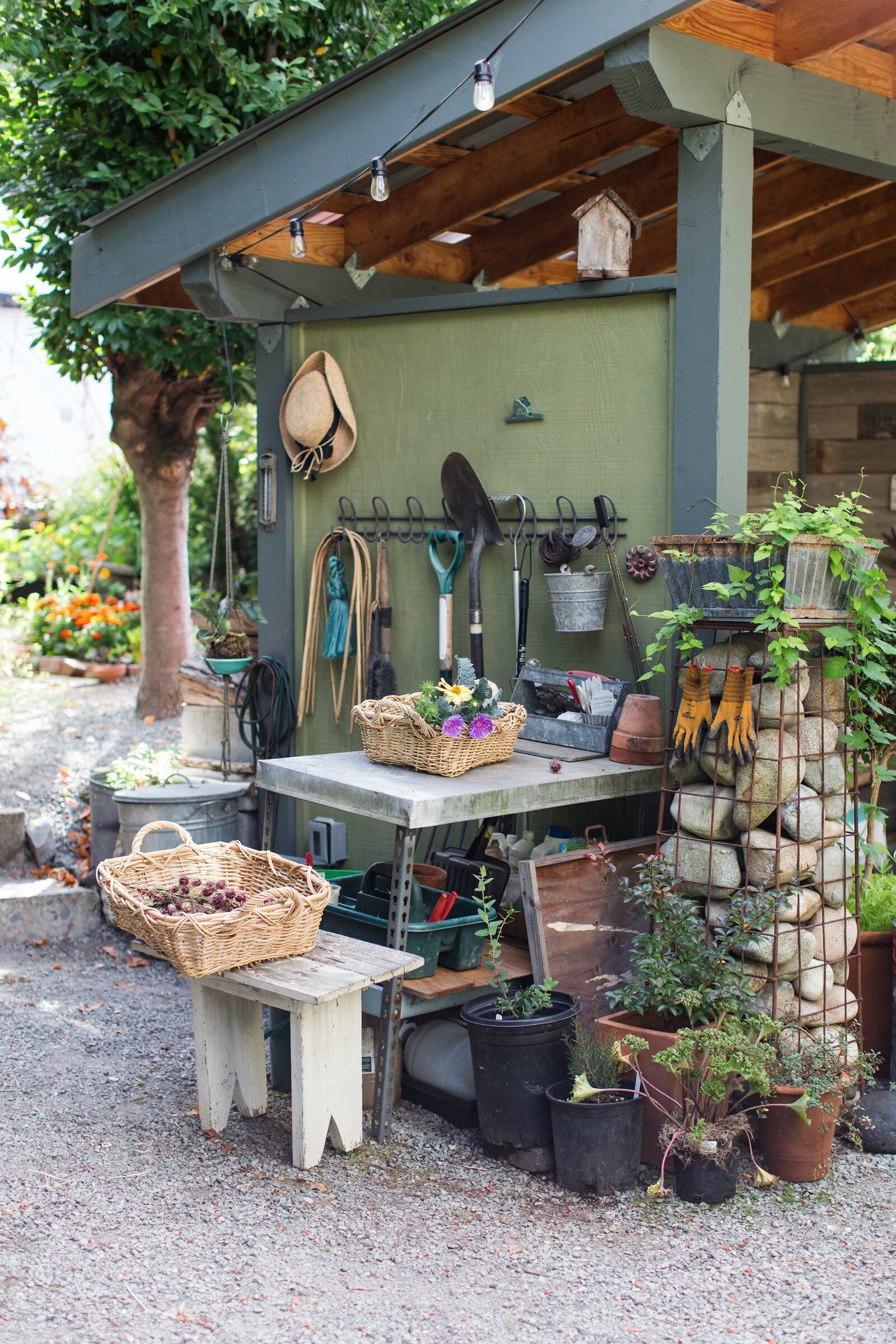 Potting Places: Creating Ideas for Practical Gardening Workspaces [洋書] Potting Places: Creating Ideas for Practical Gardening Workspaces