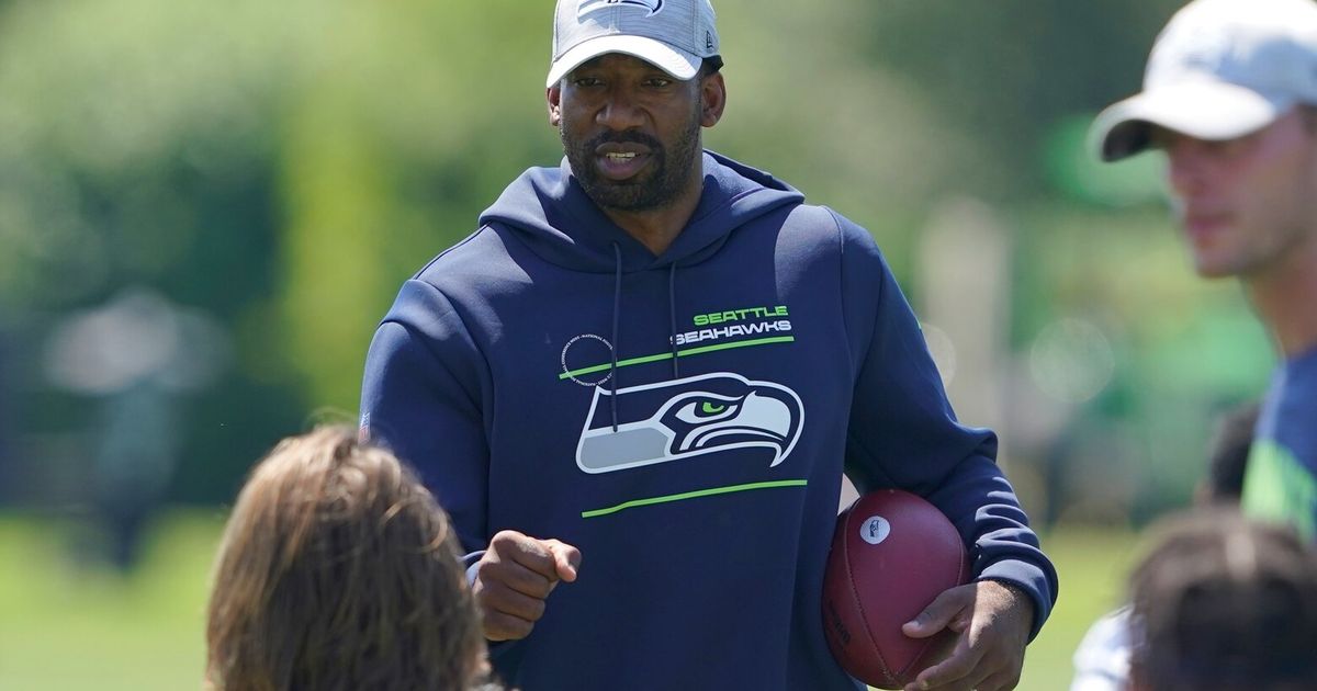 Aaron Curry evolves from bust to coach on rise in Seattle