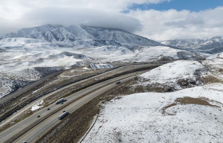 GORMAN, CA – JANUARY 30: A passing winter storm covered the hillsides along the 5 Freeway in Gorman with snow on Monday, Jan. 30, 2023. (Myung J. Chun / Los Angeles Times) (Myung J. Chun / TNS)