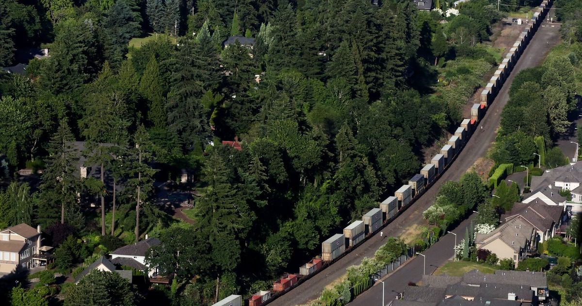 Lawmakers consider limits to length of freight trains moving through WA