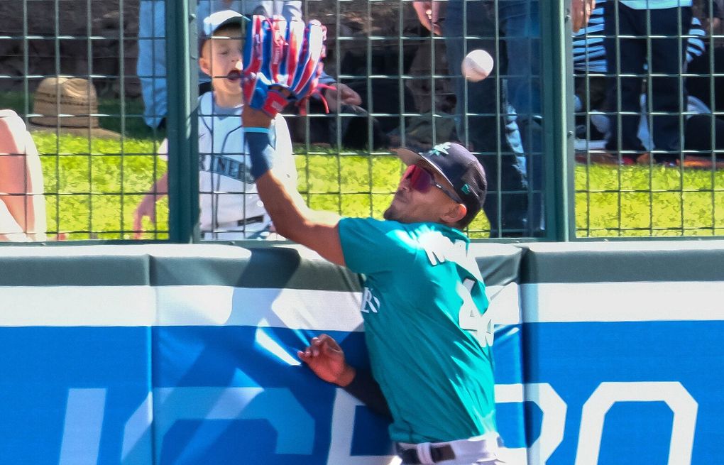 Mariners Notebook: Julio Rodríguez fine, undeterred after wall crash -  Seattle Sports