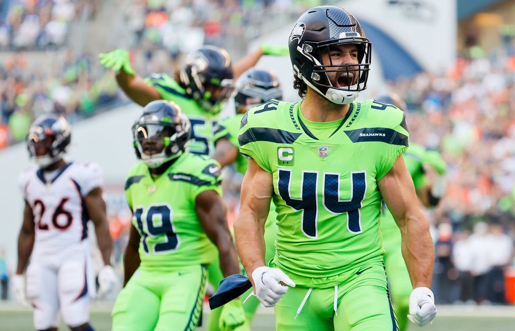 Seahawks Nick Bellore playing on both sides of the ball