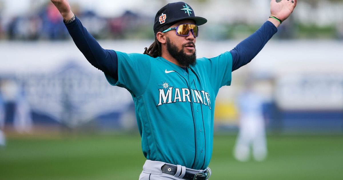 Photo gallery: Mariners pitchers and catchers hit the field at spring  training - Seattle Sports