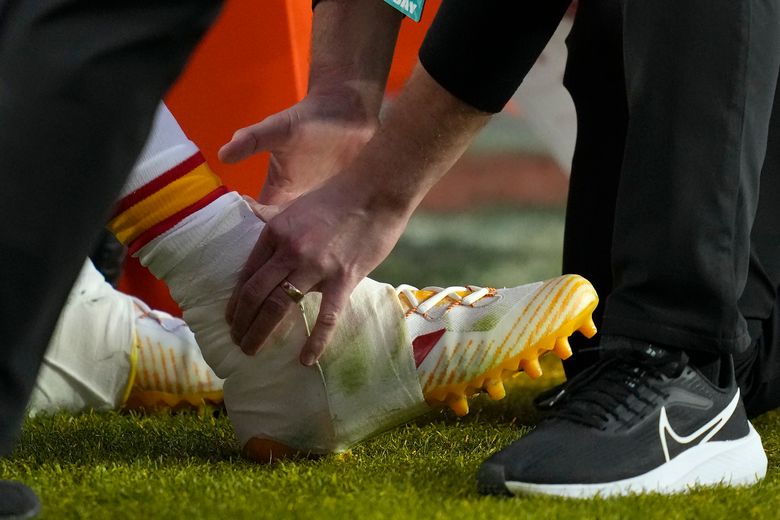 Patrick Mahomes slides instead of scoring to ice the game