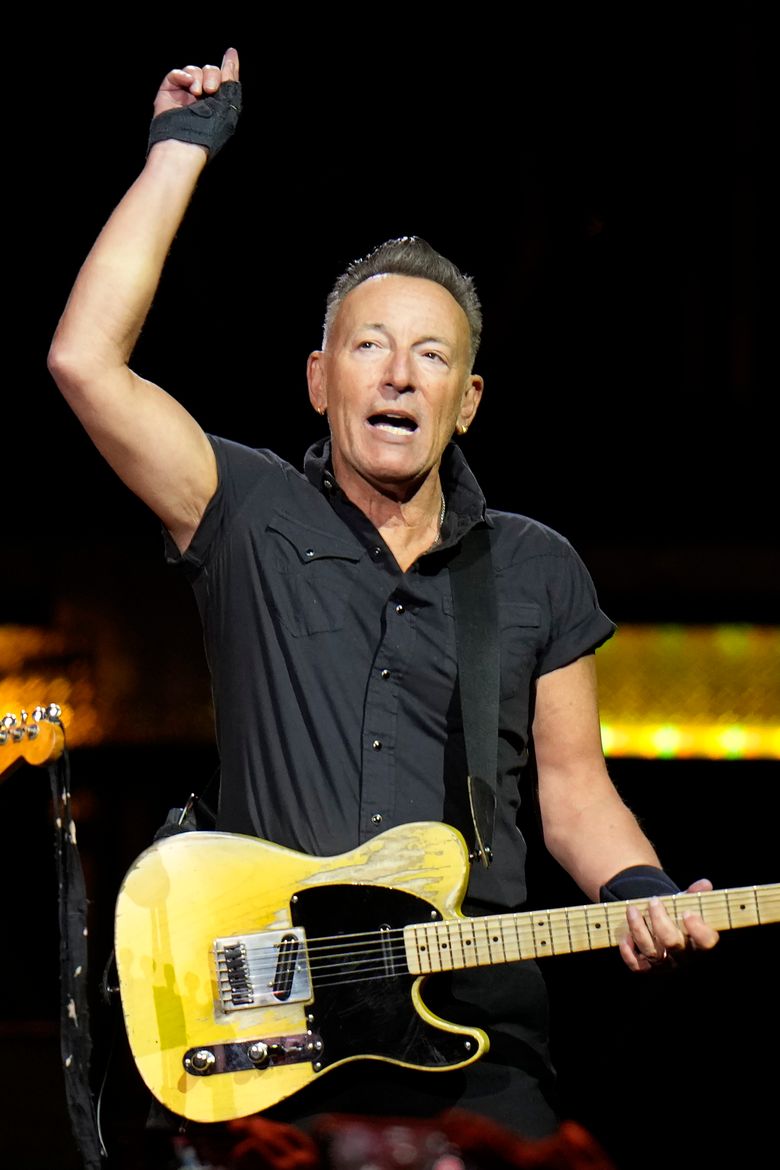 Exuberant Springsteen, E St. Band launch 1st tour in 6 years | The Seattle  Times