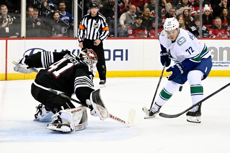 Ondrej Palat scores twice, Devils beat Islanders, 4-1