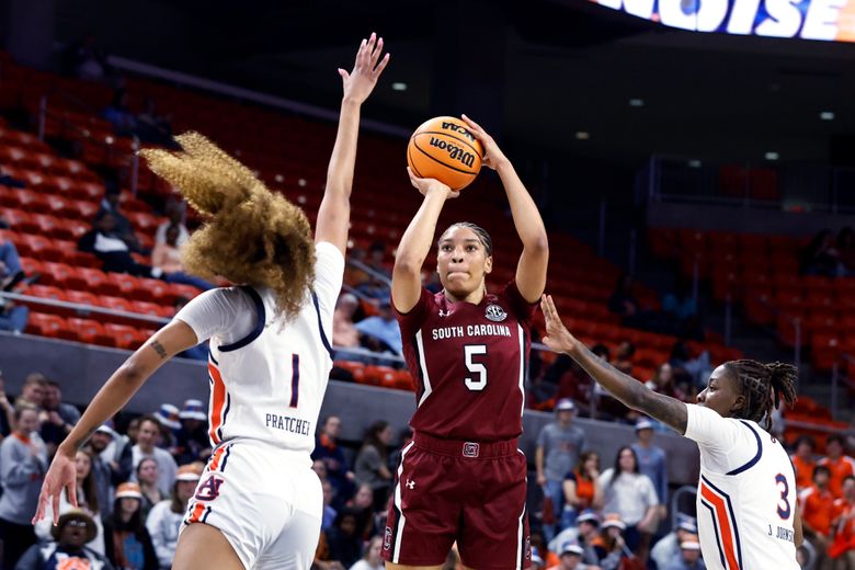 Dawn Staley wears classic Philadelphia Eagles jersey as No. 1 Gamecocks  host No. 3 LSU