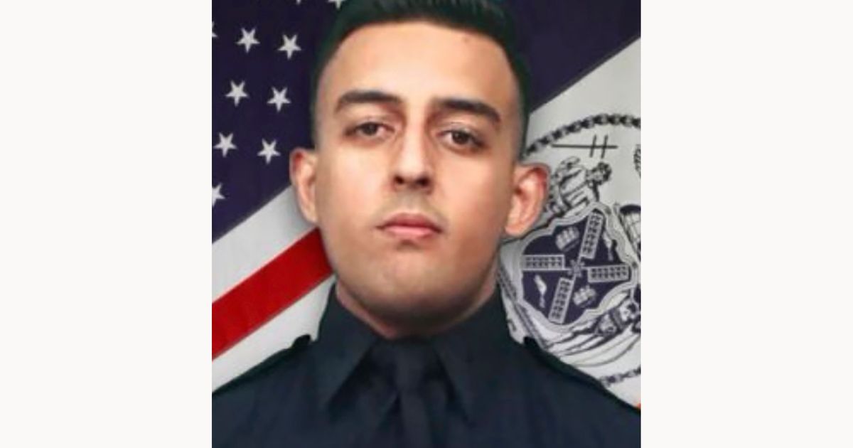 Off-duty New York City police officer shot in robbery dies | The ...