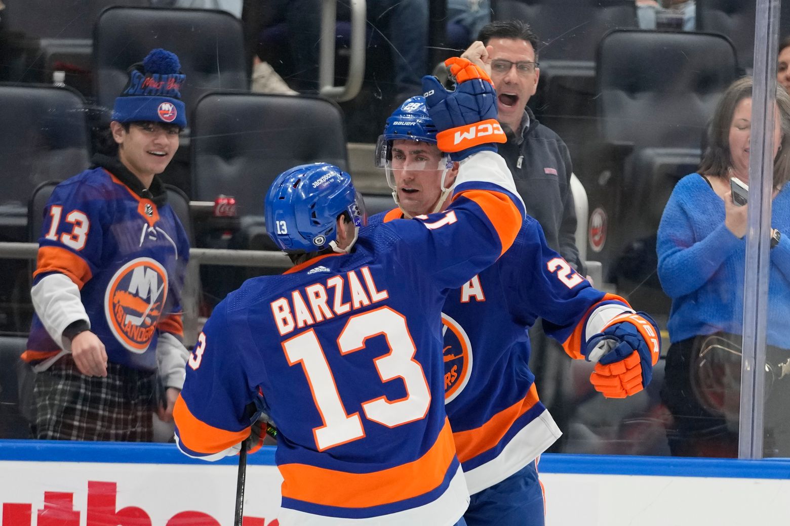 Palmieri, Barzal score in win for Isles in Horvat's 1st game