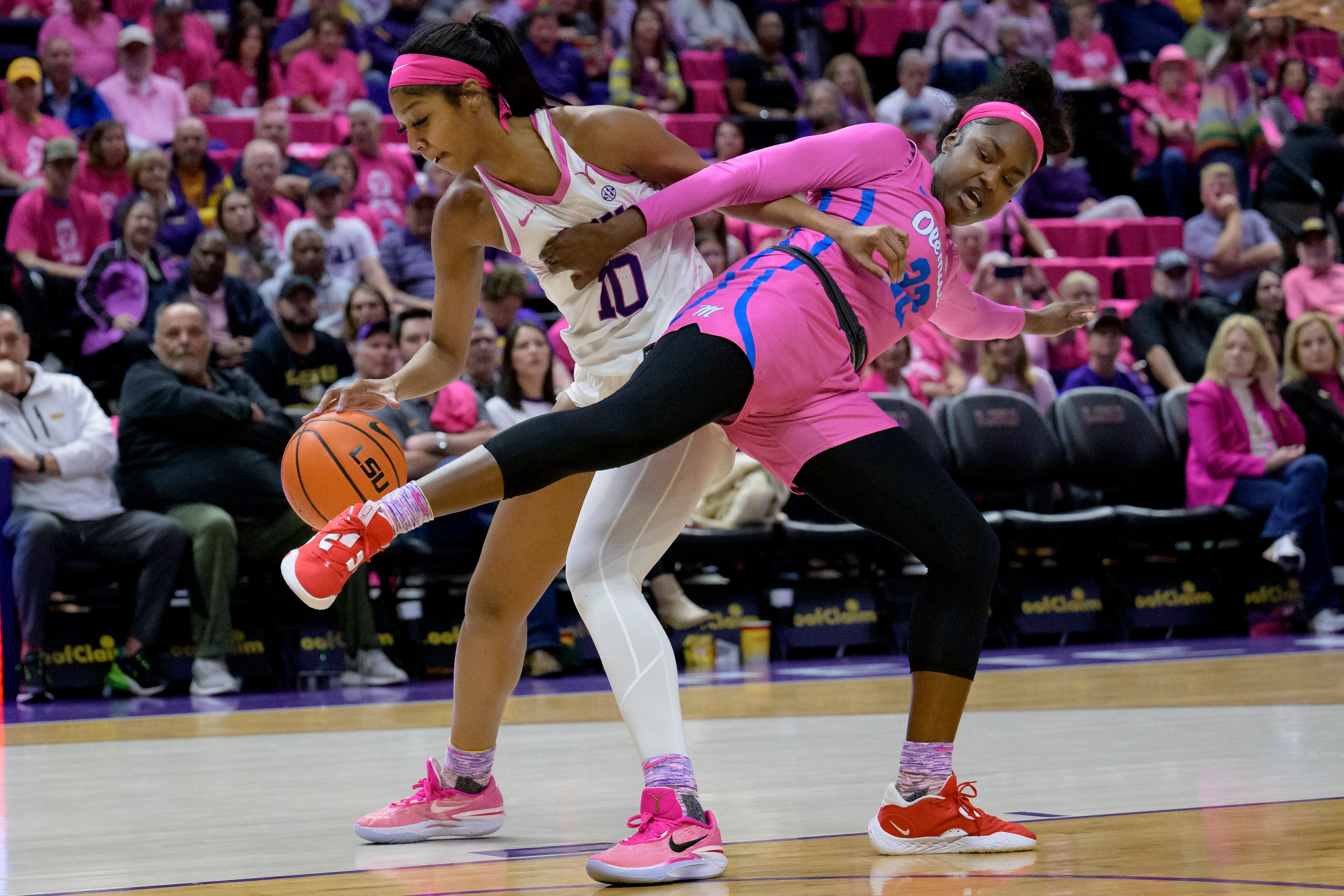 Pink shoes clearance college basketball