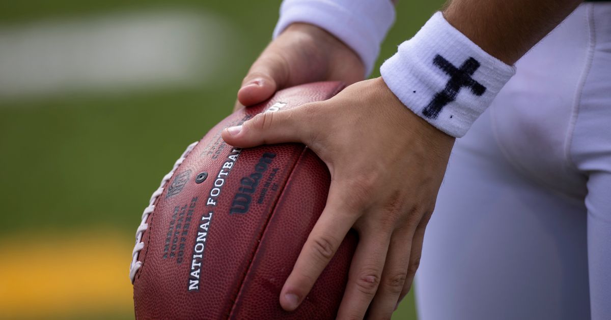 Story behind the Panthers, Seattle postgame prayer photo