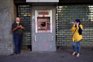 DATEI – Menschen, die am 26. September 2022 in Beirut vor einer Filiale der Fransabank