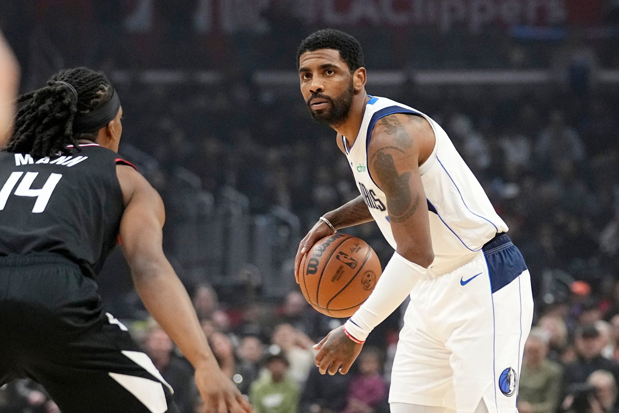 Mavericks' Kyrie Irving makes statement with 20-point triple