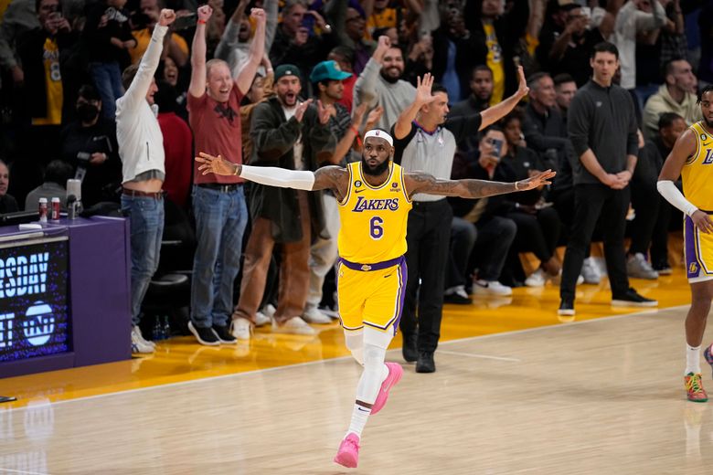 Showtime as Curry leads champs past LeBron and Lakers