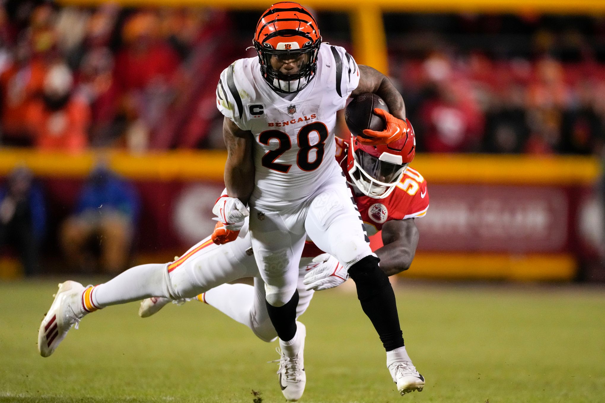 Bengals' Joe Mixon charged with pointing gun at woman