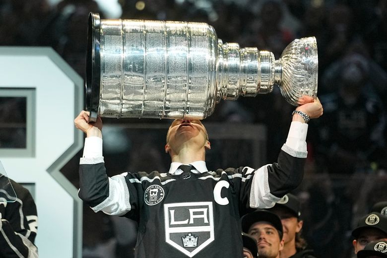 Twitter reacts to Dustin Brown's jersey retirement, statue