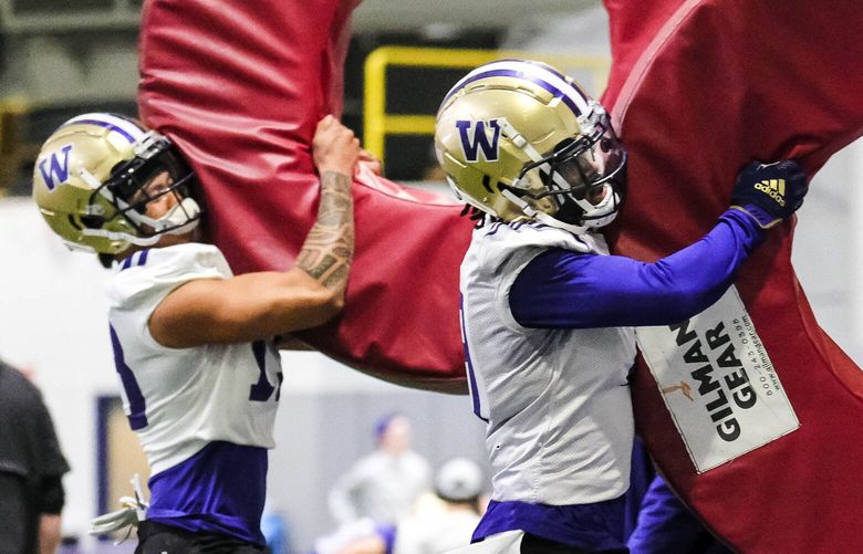 Washington’s defensive unit runs through drills Monday. 223207