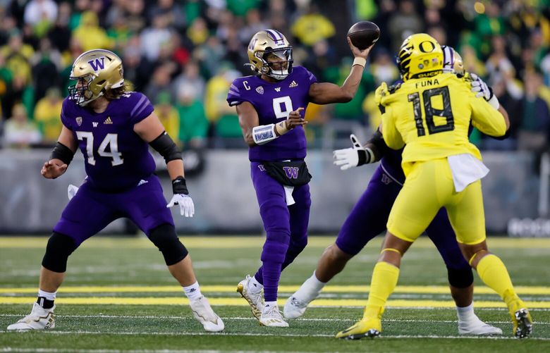 Washington Huskies quarterback Michael Penix Jr. passes during the first quarter. 222148