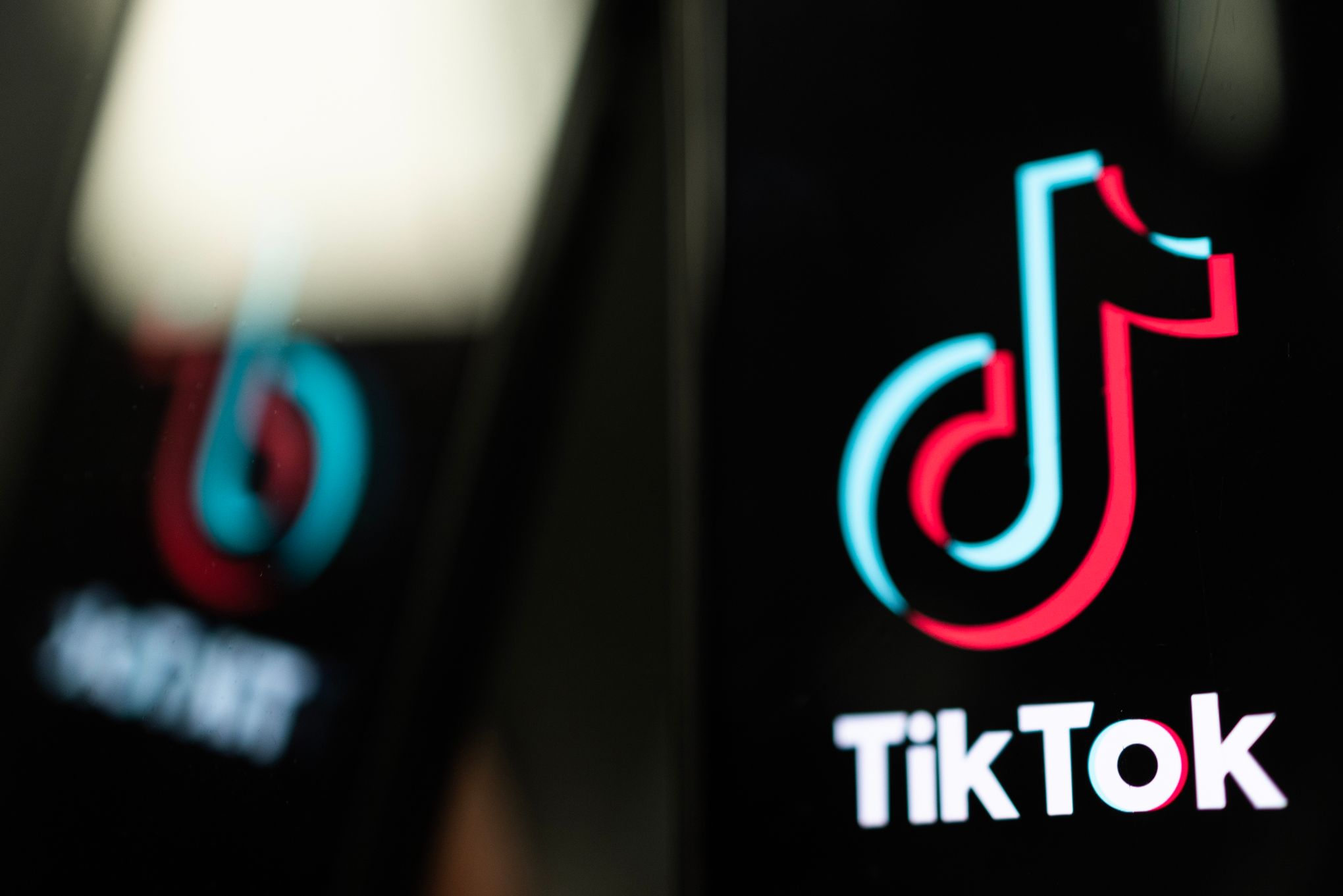 E.U. Officials Ban TikTok From Employees' Phones - The New York Times