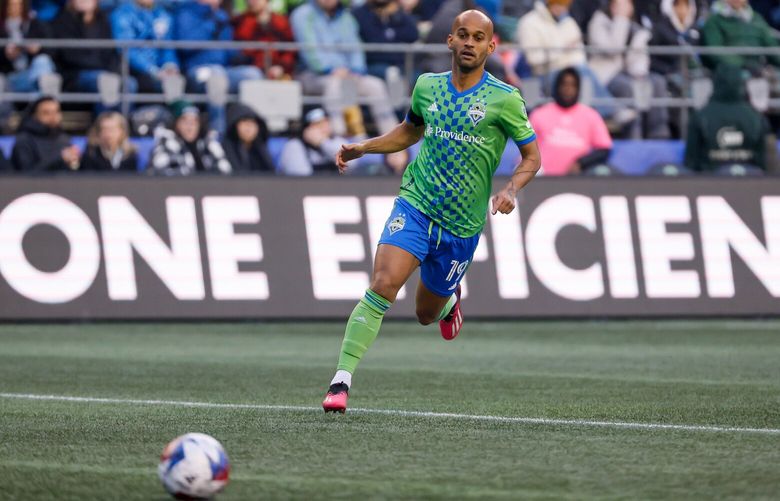 Seattle Sounders FC forward Heber chases down a loose ball during the first half. 223142