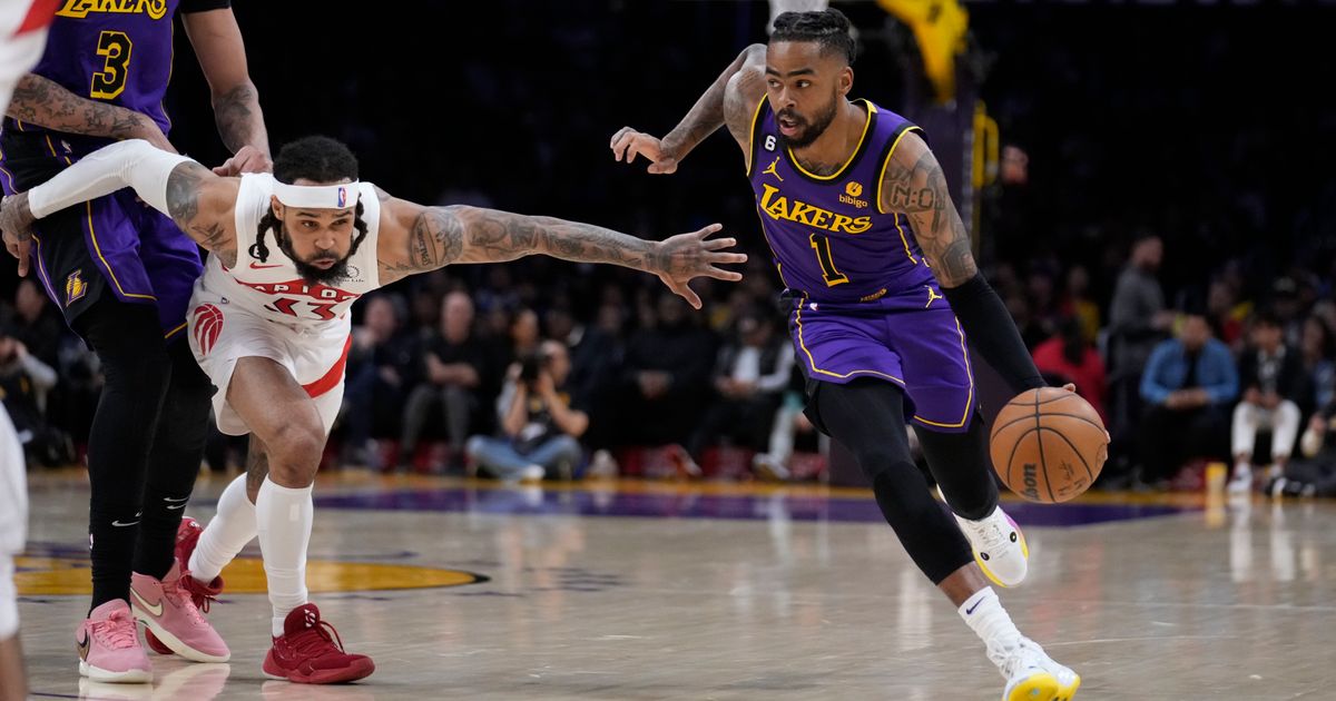 Photo of Russell scores 28 points in return, Lakers beat Raptors