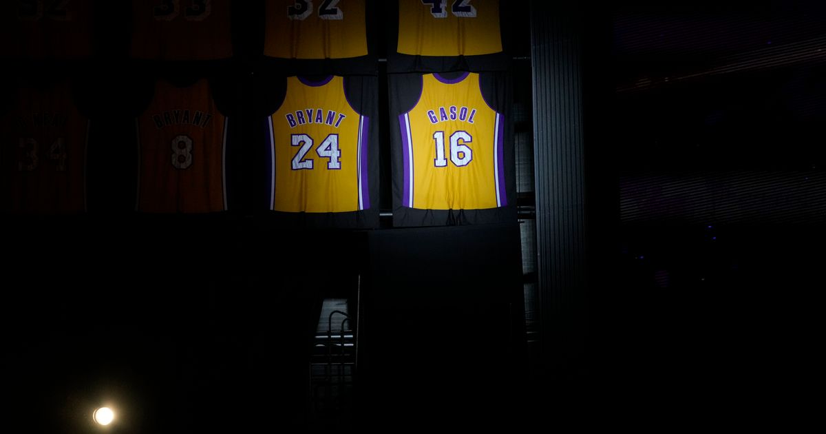 Photo of Pau Gasol gets emotional as Lakers retire his No. 16 jersey