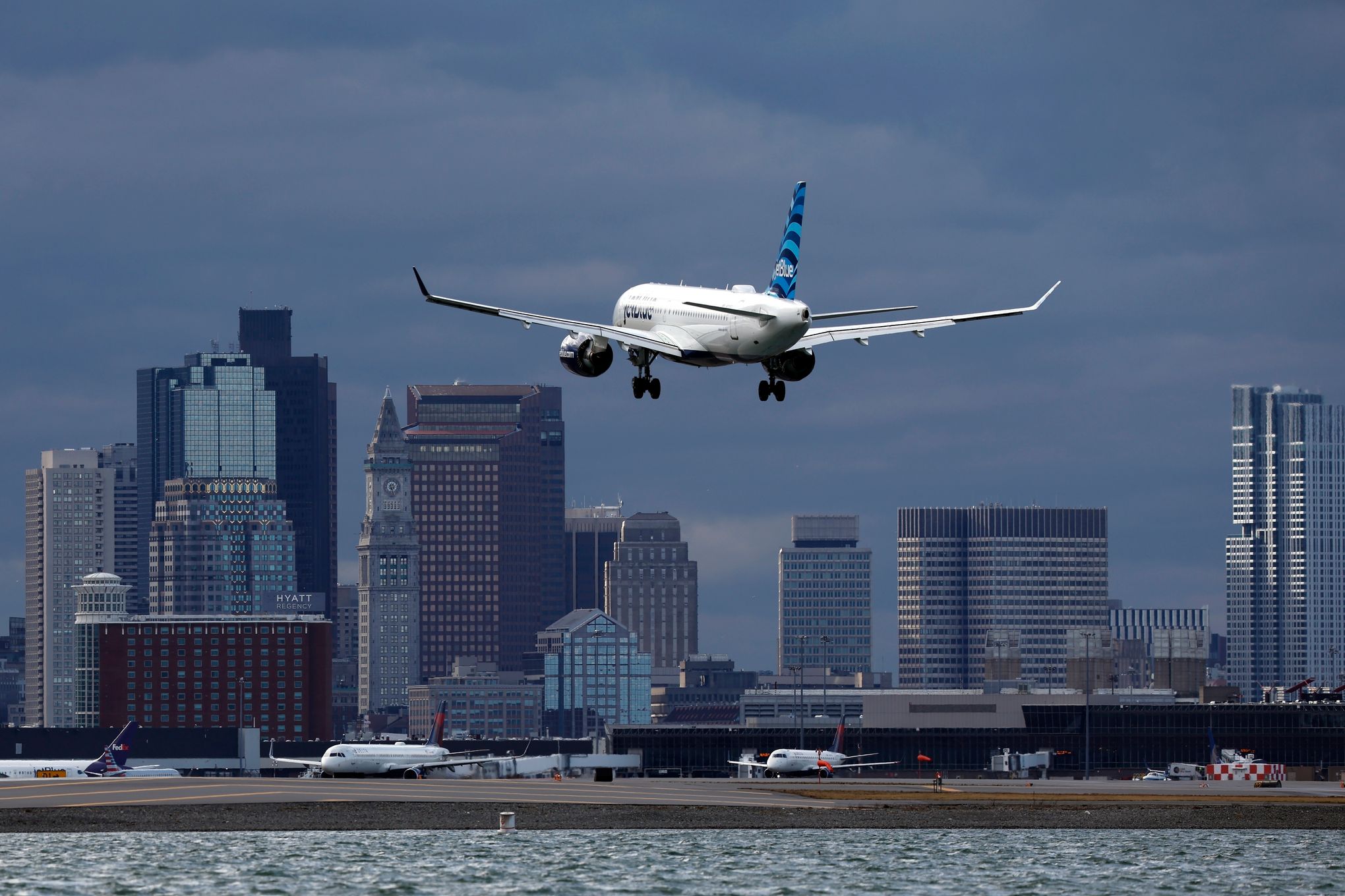 United Airlines flight from Hawaii dove to within 800 feet of the