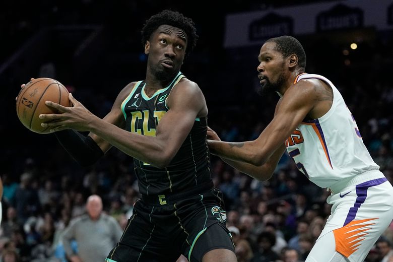 Kevin Durant scores 23 points in Charlotte in Suns debut