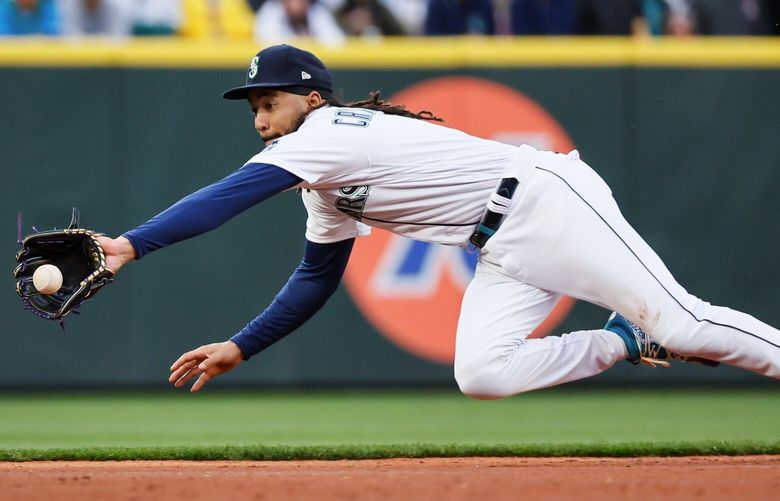 Seattle Mariners shortstop J.P. Crawford gloves the hard hit ball but can’t make the throw to first during the second inning. 223388 223388