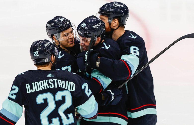 The Kraken celebrate Vince Dunn’s (29) second period goal. 223407