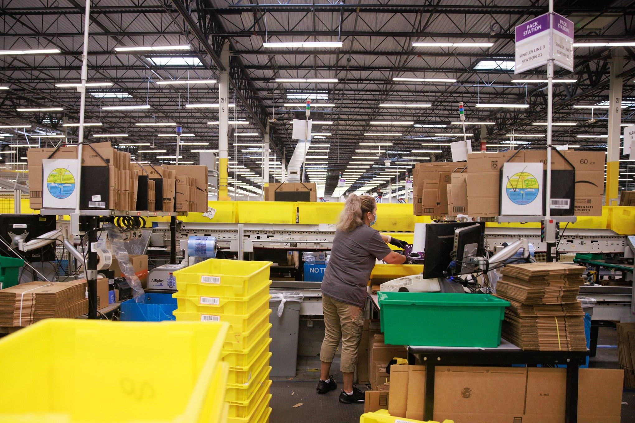 Amazon Closes, Abandons Plans For Dozens Of Warehouses, 40 OFF