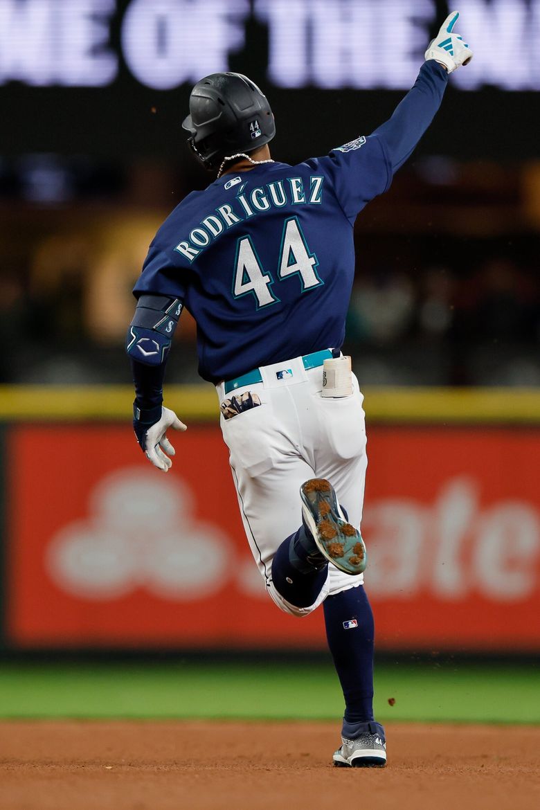 Mariners fall to Brewers for another extra-innings loss