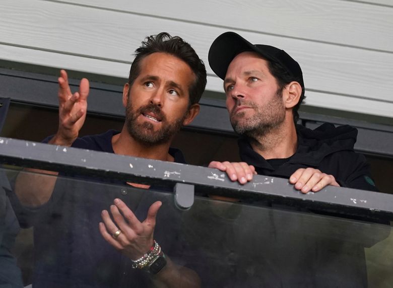 Why Hollywood's Ryan Reynolds, Rob McElhenney Want to Buy Wrexham FC -  Bloomberg