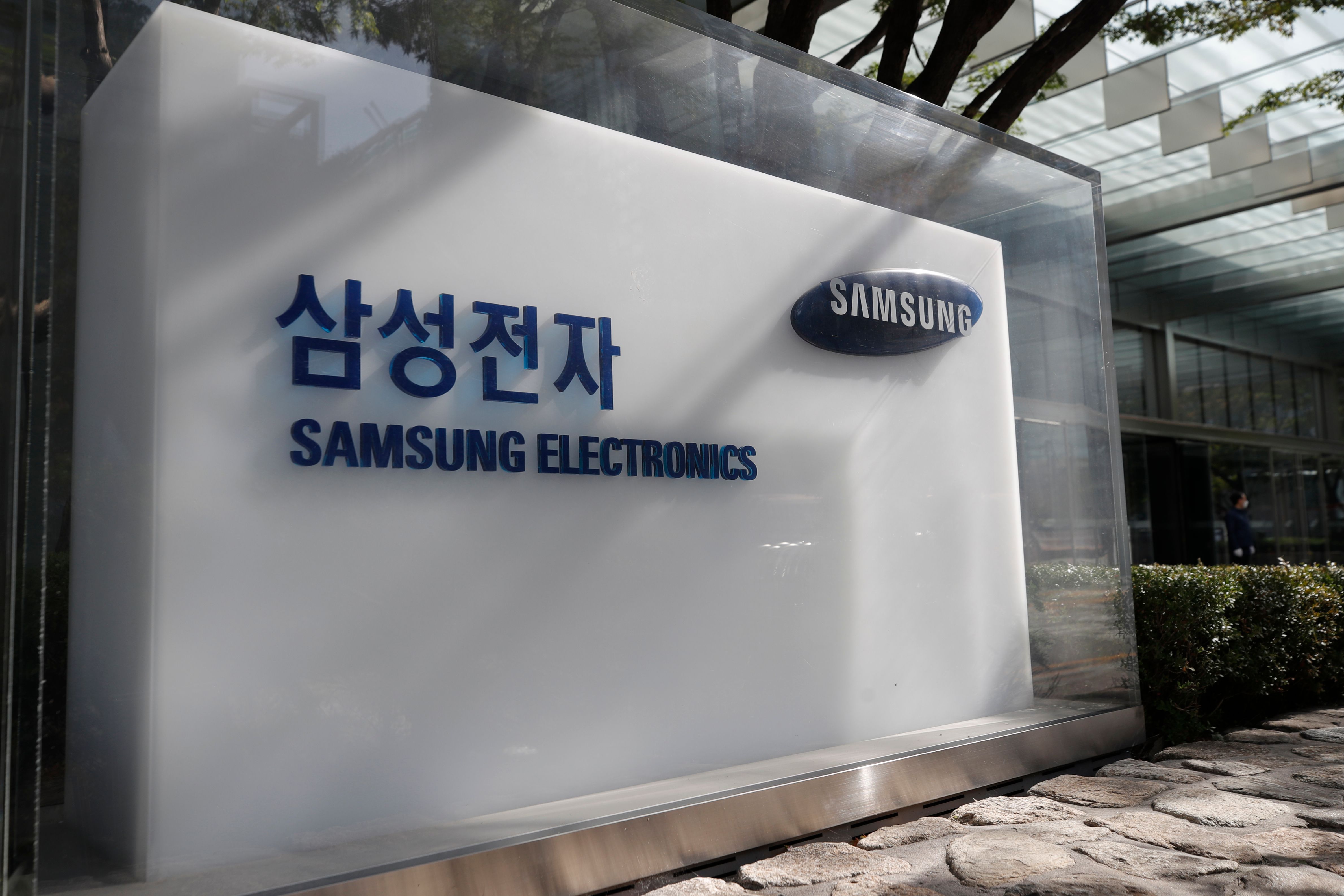 Samsung Cutting Memory Chip Production As Profit Slides | The Seattle Times