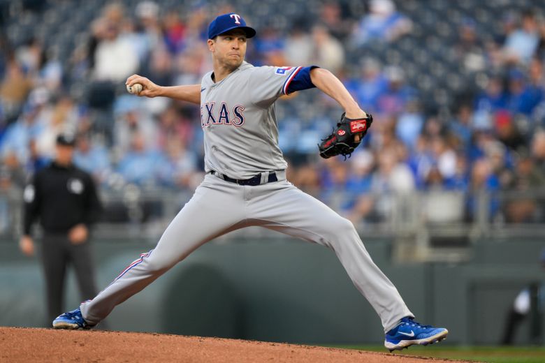 Rangers ace Jacob deGrom leaves start with sore right wrist –