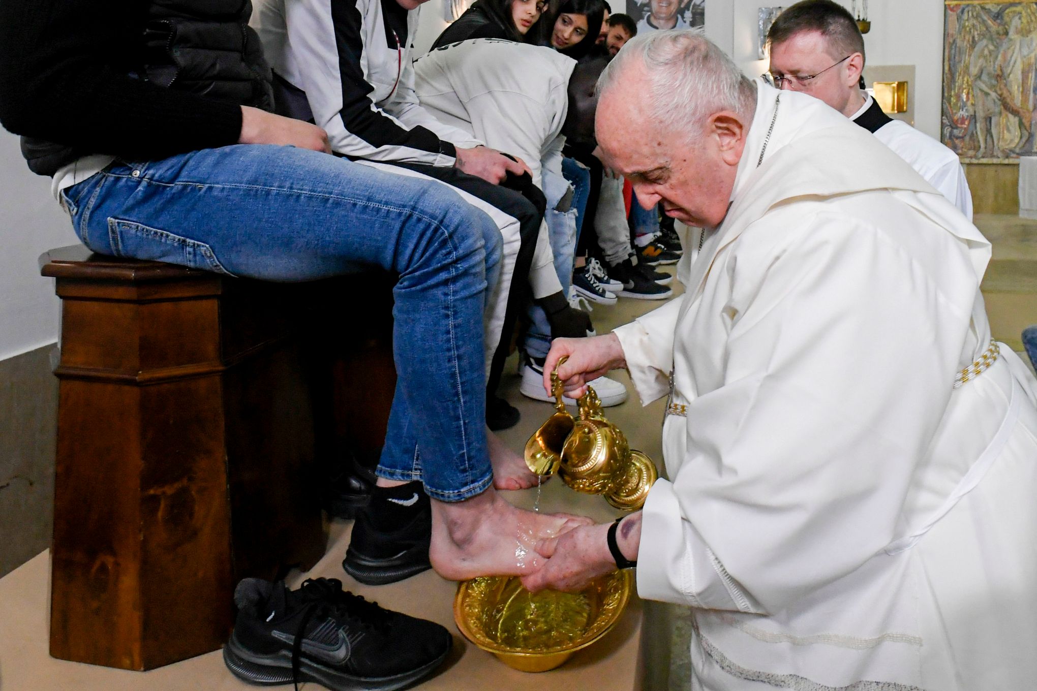 Pope washes feet in Holy Thursday rite at Rome youth prison | The Seattle  Times