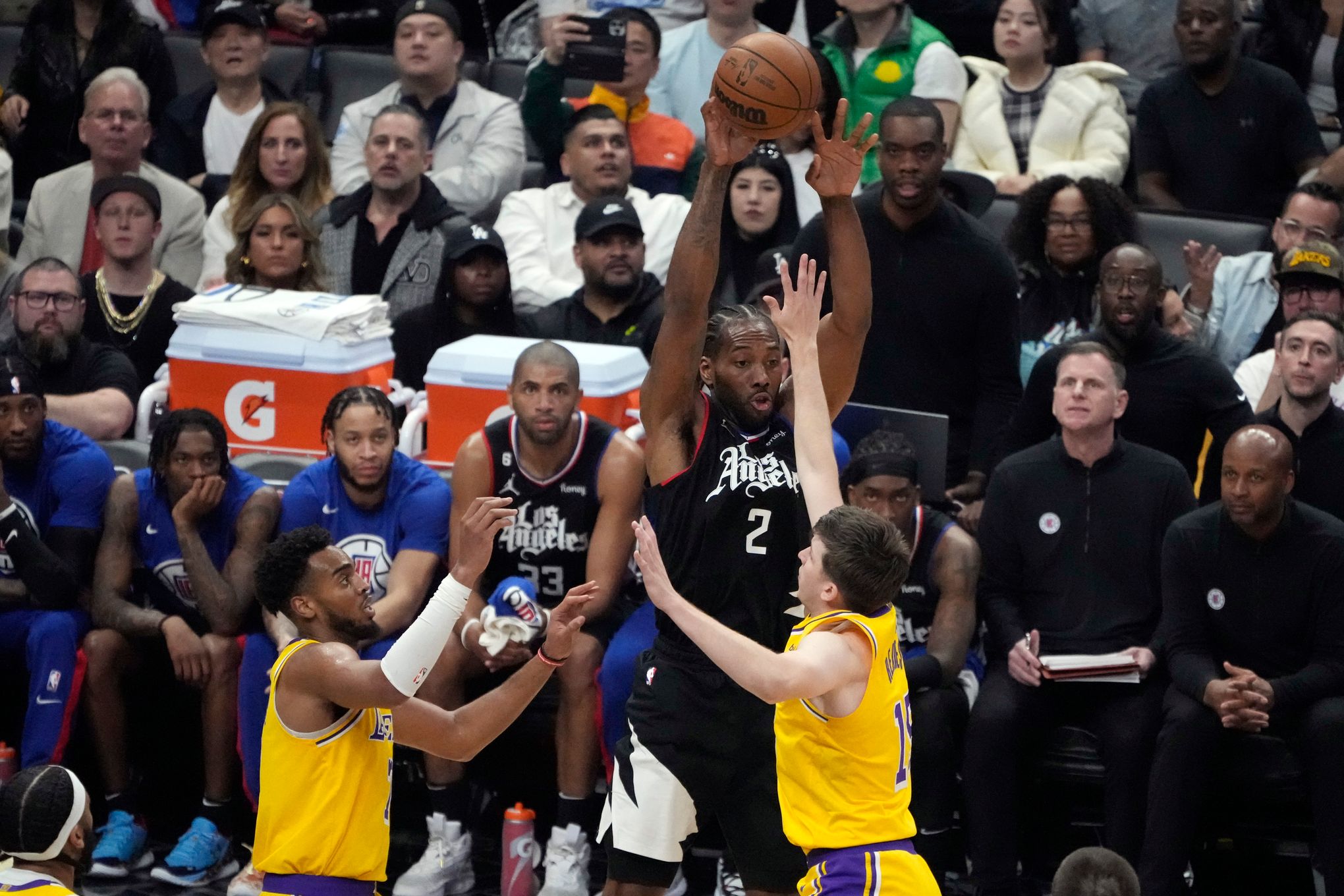 Kawhi Leonard scores 27 points as Clippers rally past Blazers