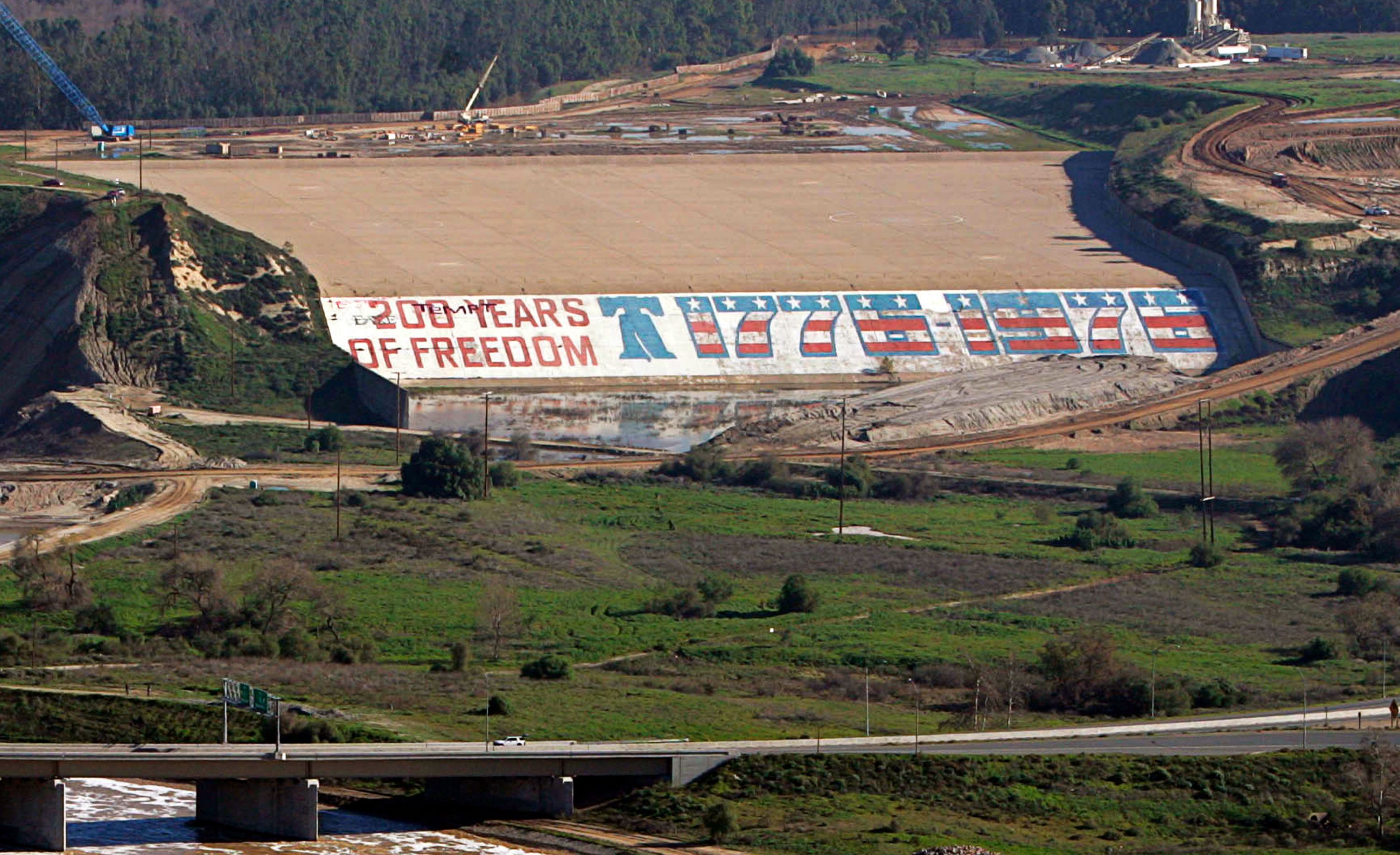 Students' 1976 bicentennial mural on dam being replaced | The