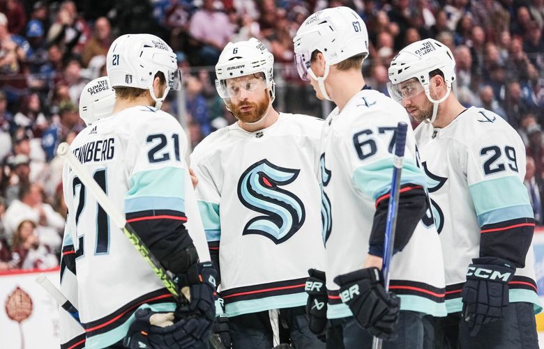 The Kraken gather for a final push in the third period. 223705