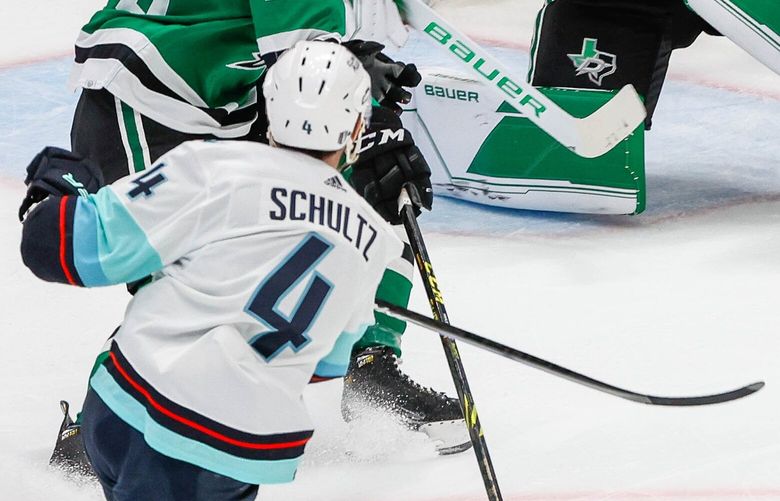 Justin Schultz scores for Seattle in the first period. 223713