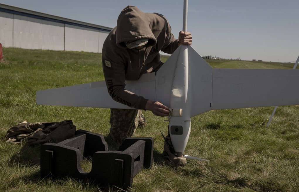 Беспилотники фото военные как выглядят Homemade, cheap and lethal, attack drones are vital to Ukraine The Seattle Times